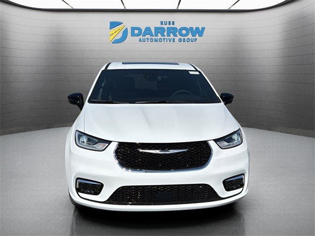 Chrysler Pacifica Vehicle Full-screen Gallery Image 8