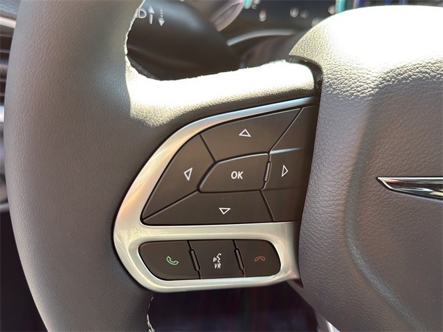 Chrysler Pacifica Vehicle Full-screen Gallery Image 9