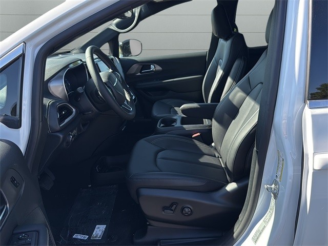 Chrysler Pacifica Vehicle Full-screen Gallery Image 10