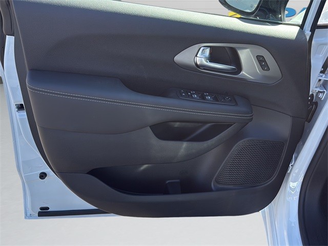 Chrysler Pacifica Vehicle Full-screen Gallery Image 11