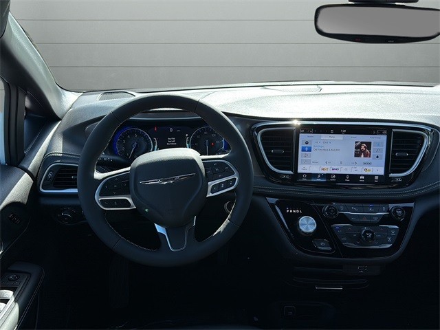 Chrysler Pacifica Vehicle Full-screen Gallery Image 12