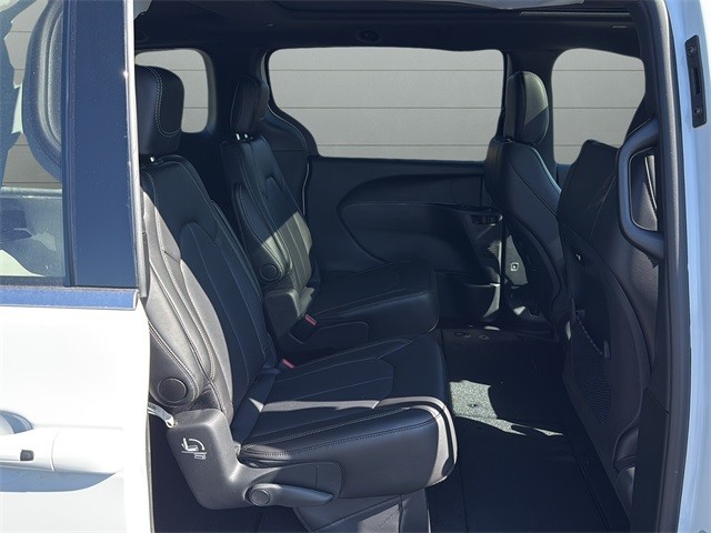 Chrysler Pacifica Vehicle Full-screen Gallery Image 14