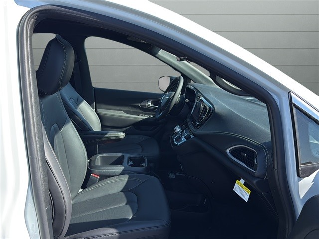 Chrysler Pacifica Vehicle Full-screen Gallery Image 15