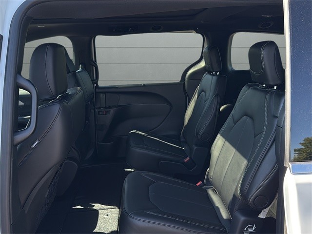 Chrysler Pacifica Vehicle Full-screen Gallery Image 17