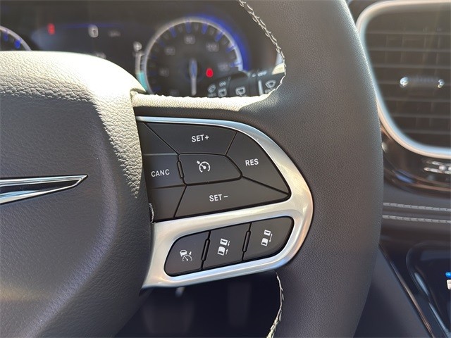 Chrysler Pacifica Vehicle Full-screen Gallery Image 18