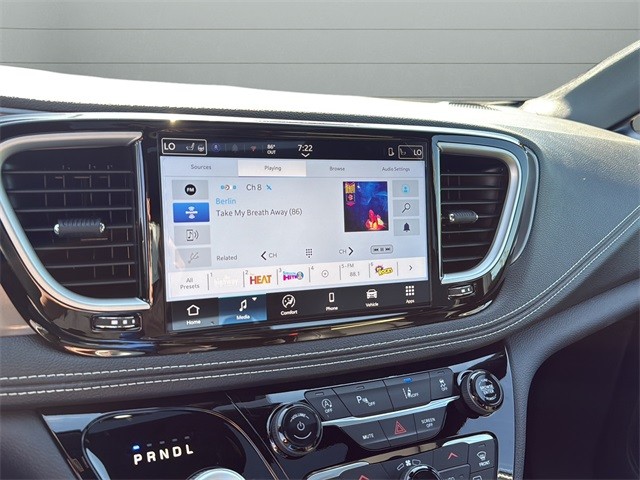 Chrysler Pacifica Vehicle Full-screen Gallery Image 20