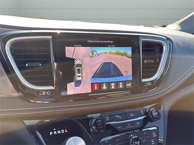 Chrysler Pacifica Vehicle Full-screen Gallery Image 21