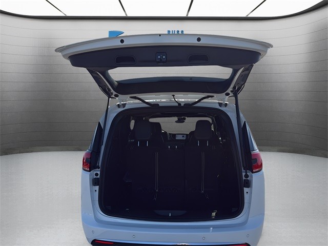 Chrysler Pacifica Vehicle Full-screen Gallery Image 24