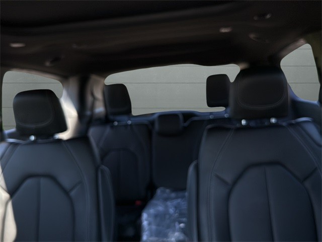 Chrysler Pacifica Vehicle Full-screen Gallery Image 26