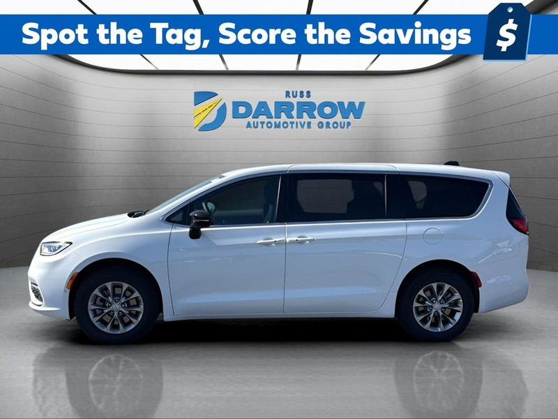 Chrysler Pacifica Vehicle Full-screen Gallery Image 2