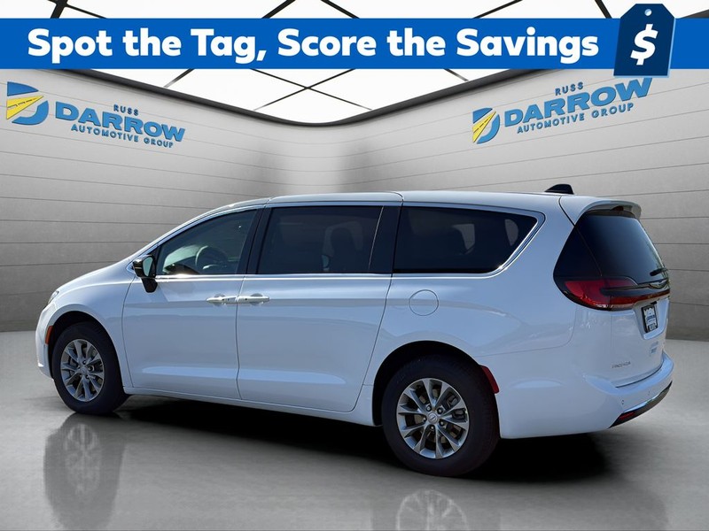 Chrysler Pacifica Vehicle Full-screen Gallery Image 3