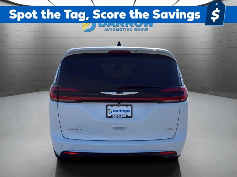 Chrysler Pacifica Vehicle Full-screen Gallery Image 4