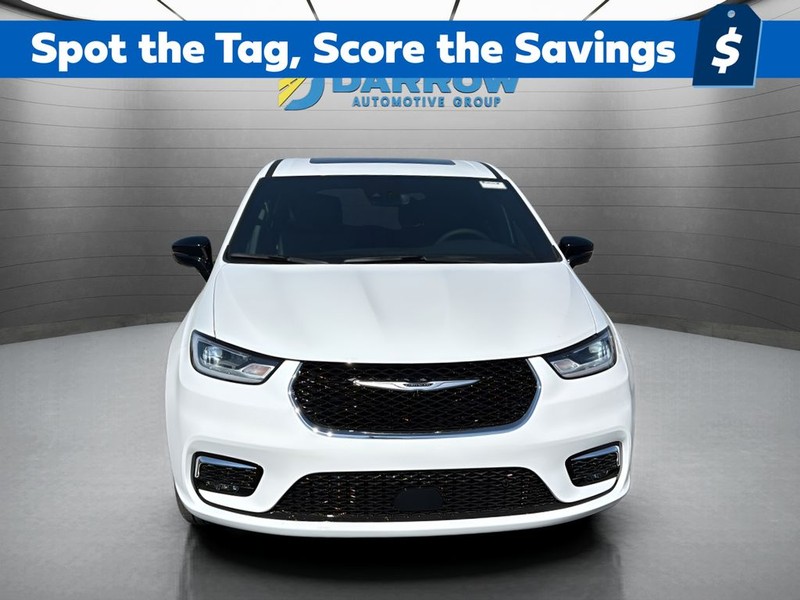 Chrysler Pacifica Vehicle Full-screen Gallery Image 8