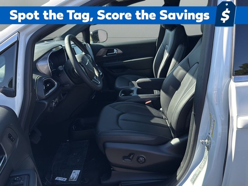 Chrysler Pacifica Vehicle Full-screen Gallery Image 10