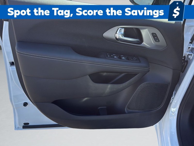 Chrysler Pacifica Vehicle Full-screen Gallery Image 11