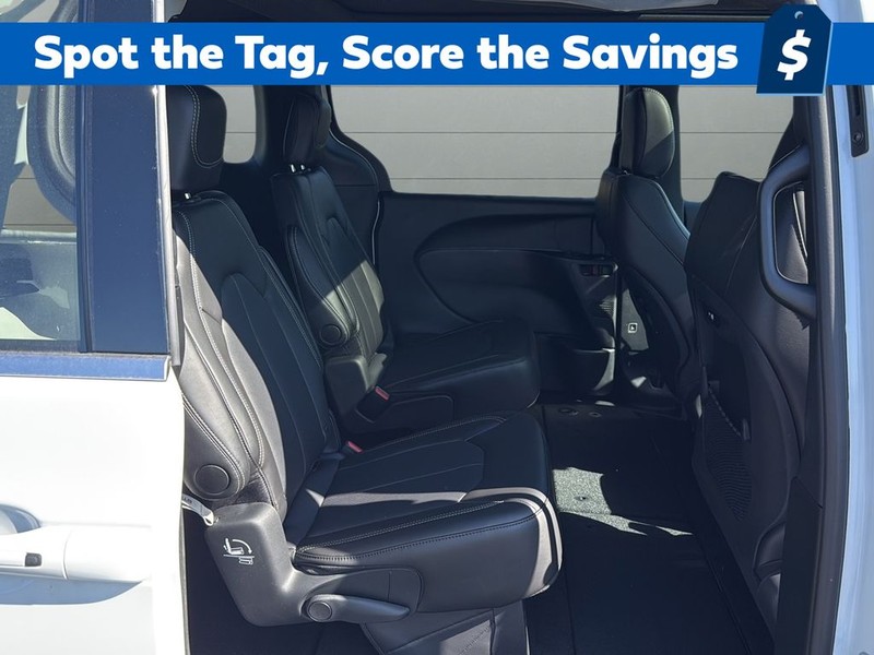 Chrysler Pacifica Vehicle Full-screen Gallery Image 14