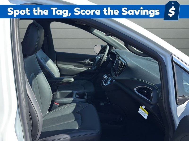 Chrysler Pacifica Vehicle Full-screen Gallery Image 15