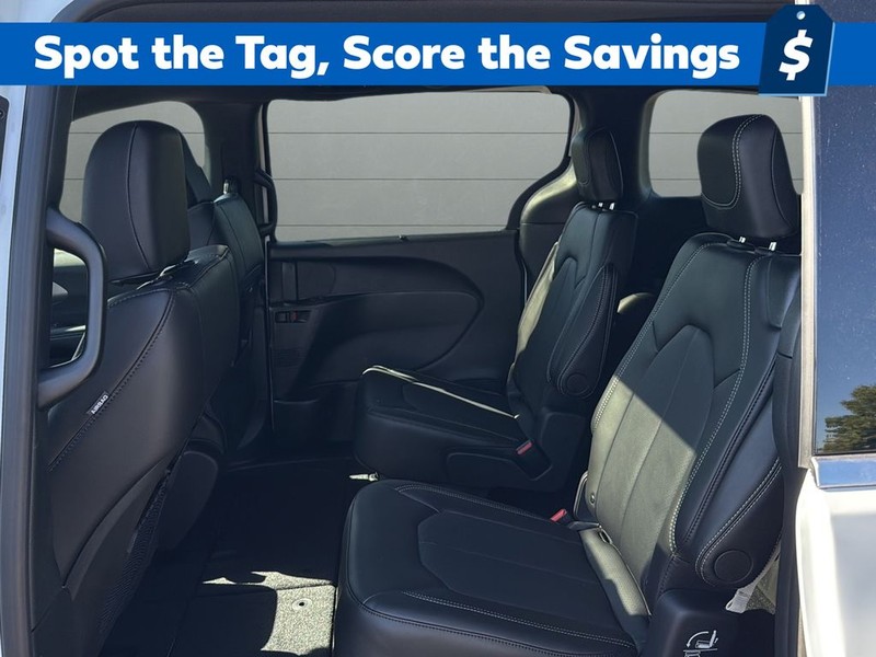 Chrysler Pacifica Vehicle Full-screen Gallery Image 17