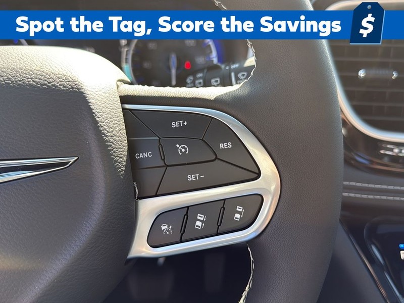 Chrysler Pacifica Vehicle Full-screen Gallery Image 18