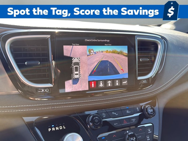 Chrysler Pacifica Vehicle Full-screen Gallery Image 21