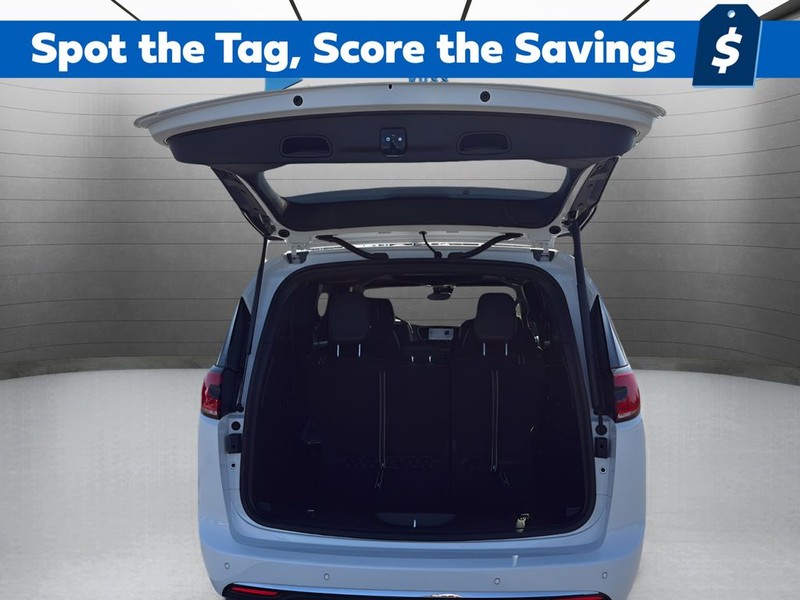 Chrysler Pacifica Vehicle Full-screen Gallery Image 24