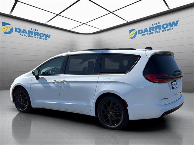 Chrysler Pacifica Vehicle Full-screen Gallery Image 3