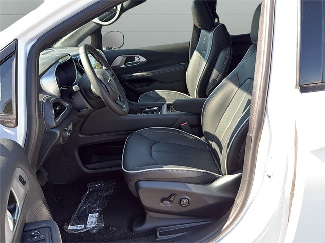 Chrysler Pacifica Vehicle Full-screen Gallery Image 10