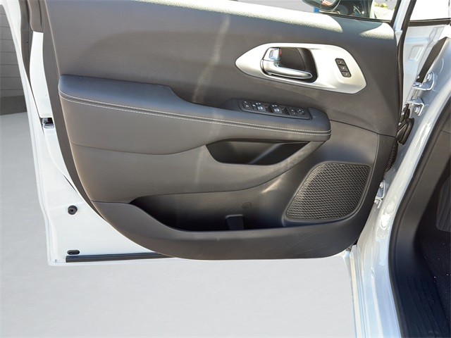 Chrysler Pacifica Vehicle Full-screen Gallery Image 11