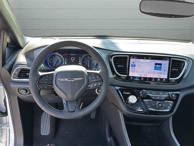 Chrysler Pacifica Vehicle Full-screen Gallery Image 12