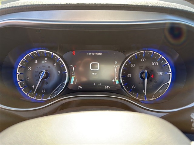 Chrysler Pacifica Vehicle Full-screen Gallery Image 13