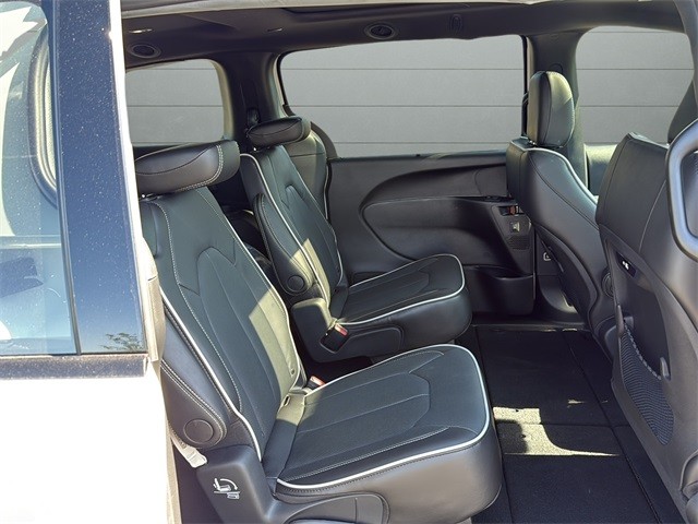 Chrysler Pacifica Vehicle Full-screen Gallery Image 14