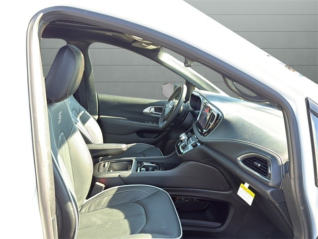 Chrysler Pacifica Vehicle Full-screen Gallery Image 15