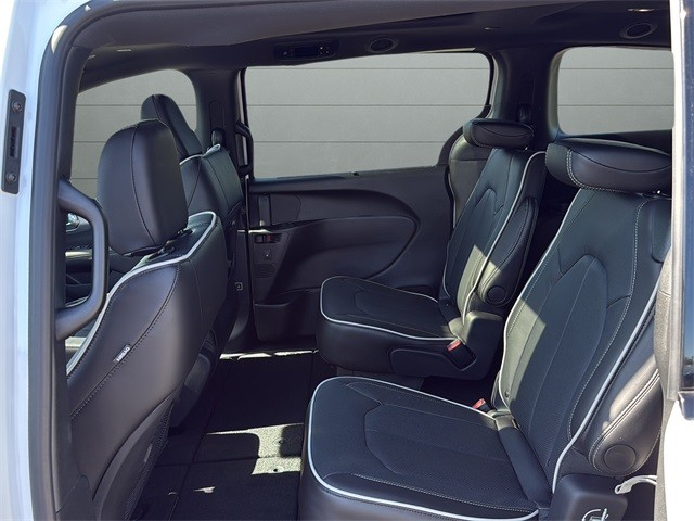 Chrysler Pacifica Vehicle Full-screen Gallery Image 17