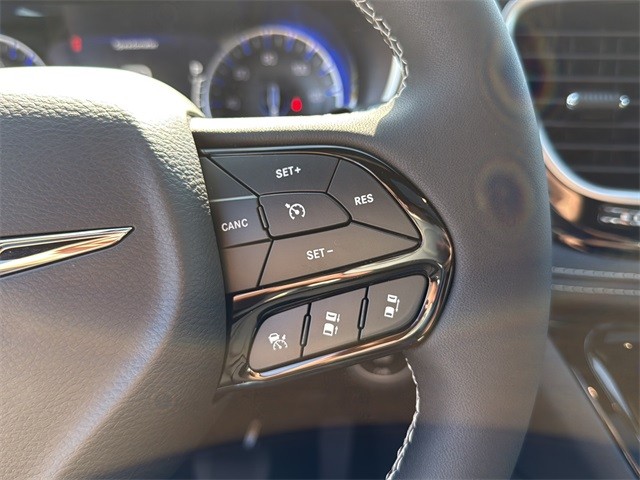 Chrysler Pacifica Vehicle Full-screen Gallery Image 18