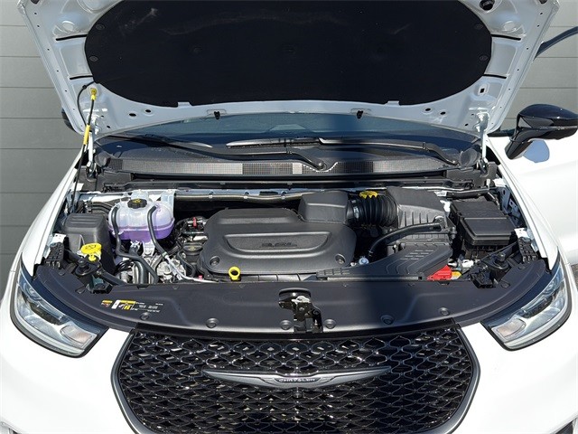 Chrysler Pacifica Vehicle Full-screen Gallery Image 19