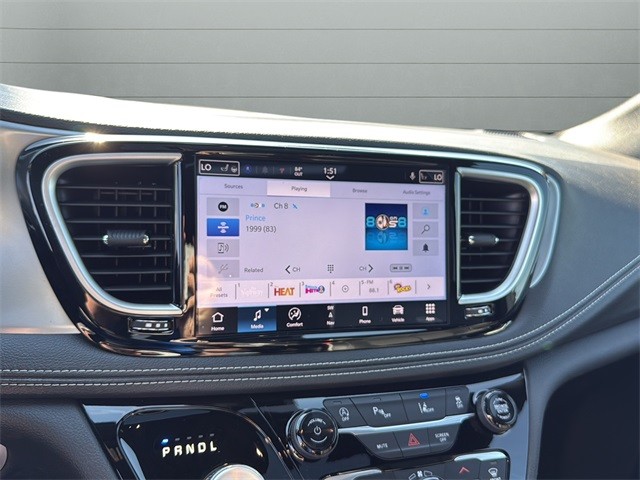 Chrysler Pacifica Vehicle Full-screen Gallery Image 20