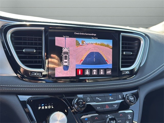 Chrysler Pacifica Vehicle Full-screen Gallery Image 21