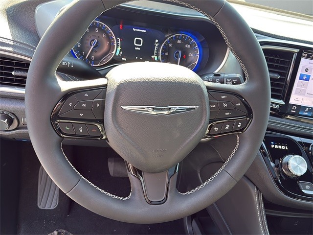 Chrysler Pacifica Vehicle Full-screen Gallery Image 25