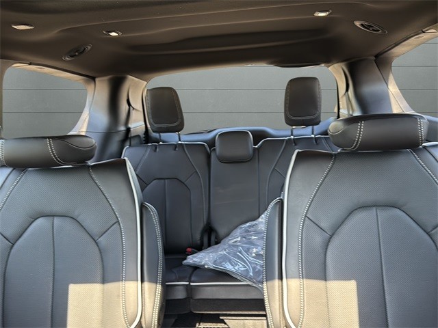 Chrysler Pacifica Vehicle Full-screen Gallery Image 26