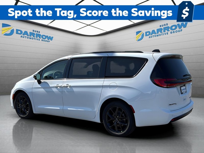 Chrysler Pacifica Vehicle Full-screen Gallery Image 3