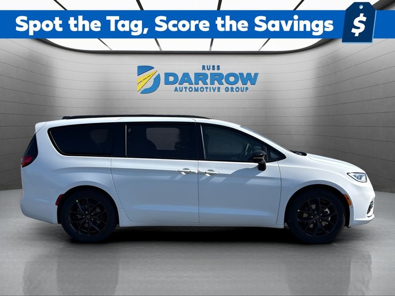 Chrysler Pacifica Vehicle Full-screen Gallery Image 6