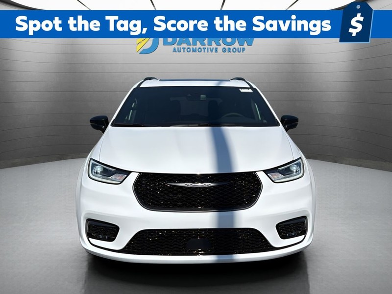 Chrysler Pacifica Vehicle Full-screen Gallery Image 8