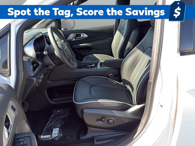 Chrysler Pacifica Vehicle Full-screen Gallery Image 10