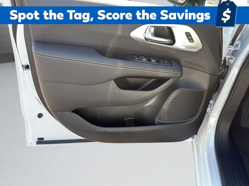 Chrysler Pacifica Vehicle Full-screen Gallery Image 11