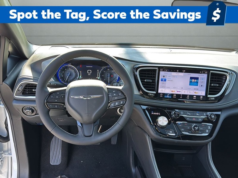 Chrysler Pacifica Vehicle Full-screen Gallery Image 12