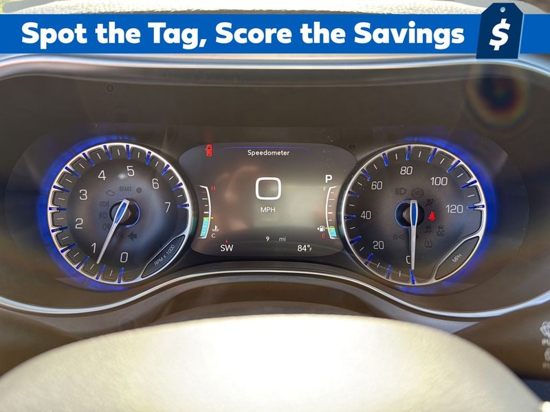 Chrysler Pacifica Vehicle Full-screen Gallery Image 13