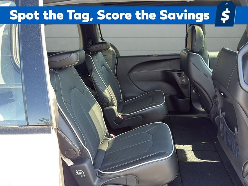 Chrysler Pacifica Vehicle Full-screen Gallery Image 14