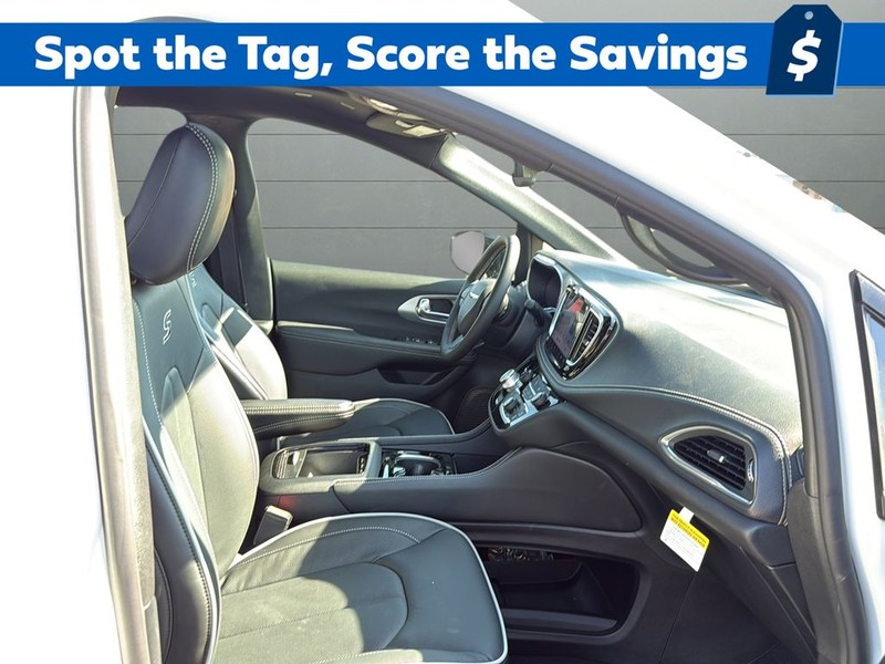 Chrysler Pacifica Vehicle Full-screen Gallery Image 15