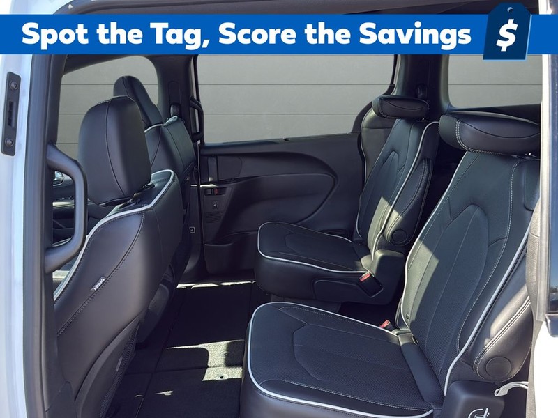 Chrysler Pacifica Vehicle Full-screen Gallery Image 17