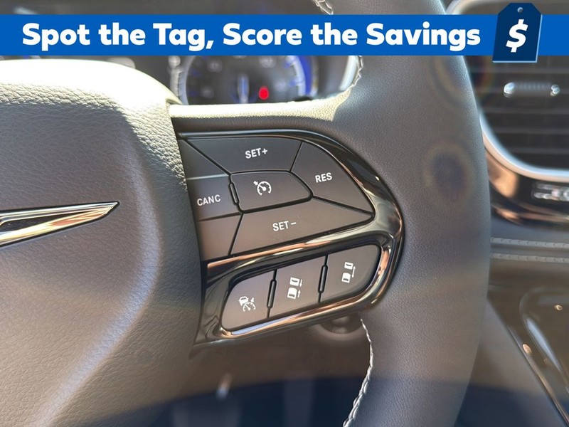 Chrysler Pacifica Vehicle Full-screen Gallery Image 18